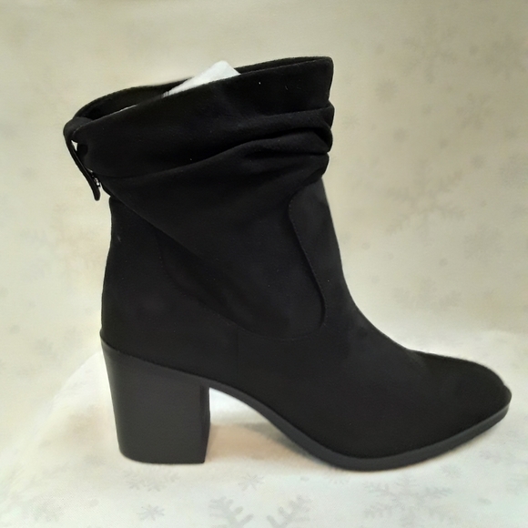 CL by Laundry ankle boots in black w/ snap design - Picture 2 of 4